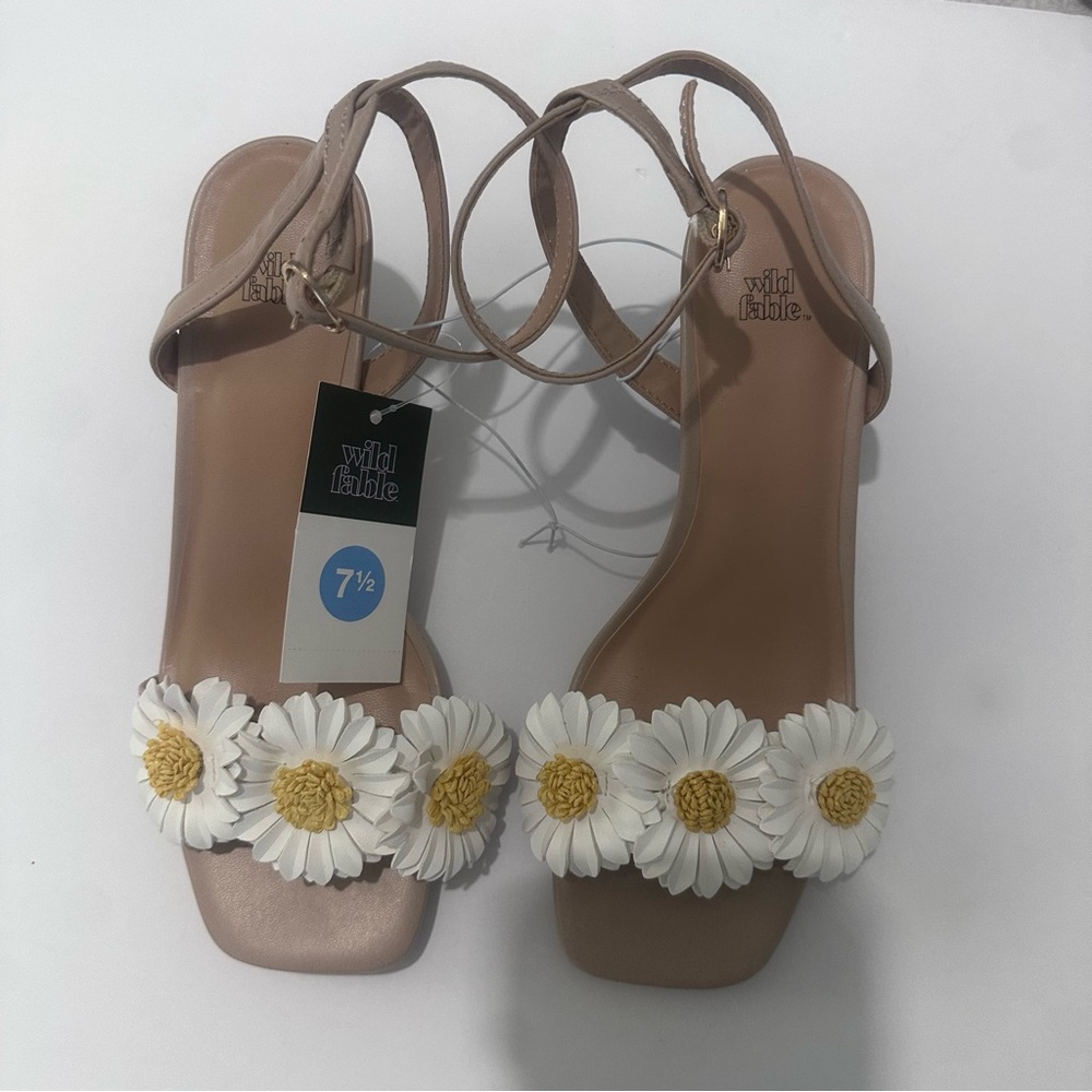 Wild Fable Beige Sandals with White and Yellow Floral Design